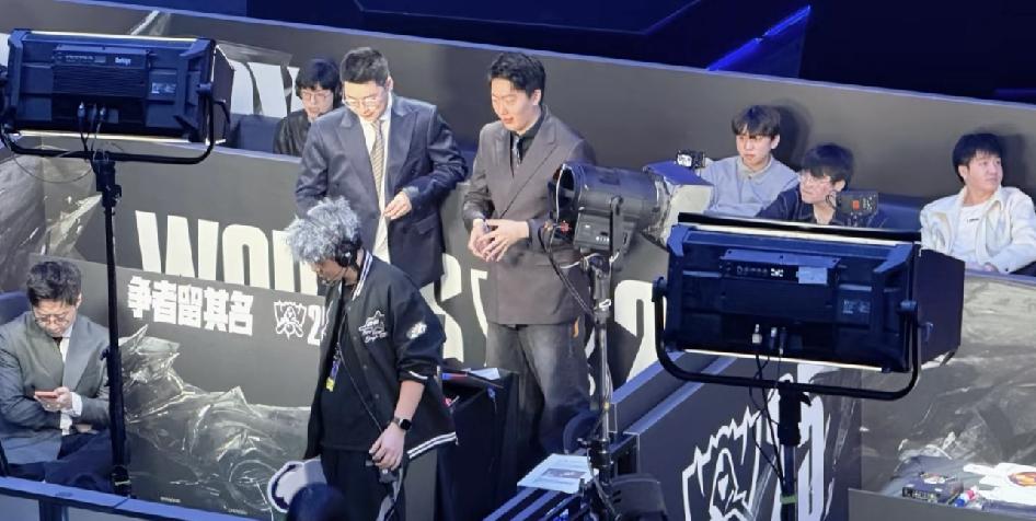 《LPL草台班子》那个地方很小，解说在比赛的时候是低着头看的，知道的是在解说