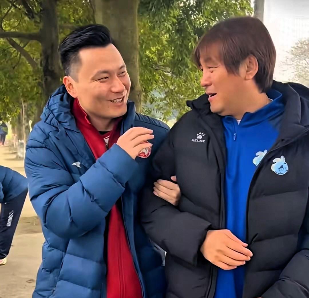 前国脚李玮峰认为，现在很难找到像郜林这样的前锋了，郜林和张玉宁比的话也要略胜一筹