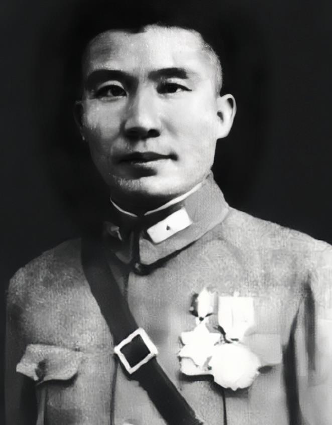 1935年，王耀武得知部下俘虏了一个红军师长，兴冲冲的跑过去准备审讯，但当他看到