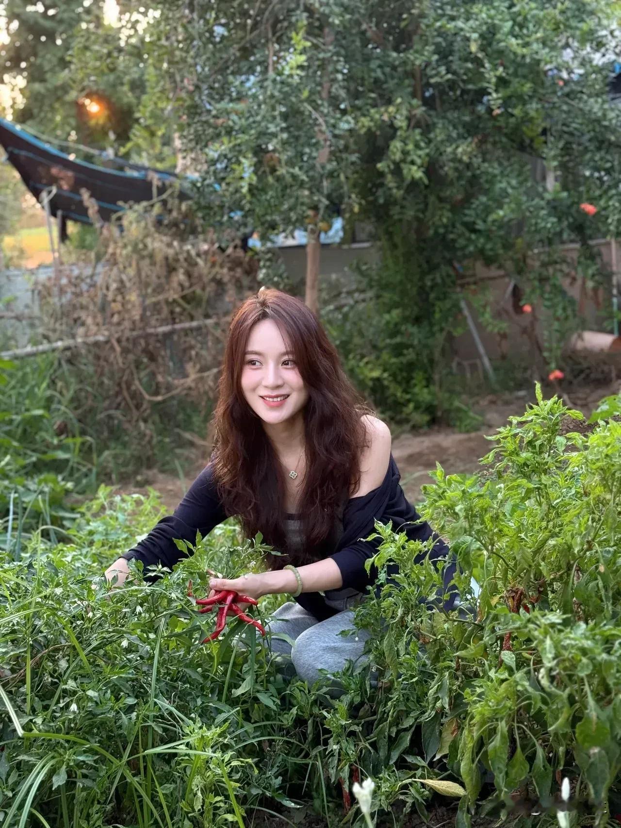 看《生万物》日子怎么可能和谁过都一样呢对的人是锦上添花错的人就是自我消耗