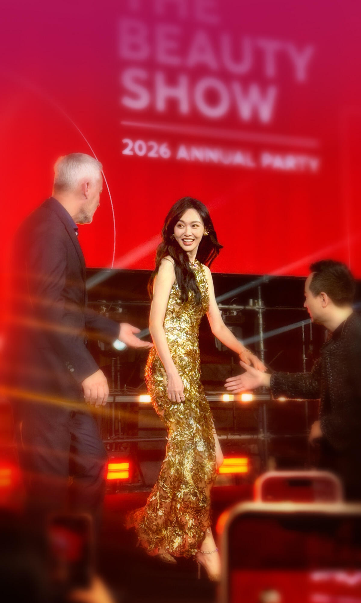 该牵谁的手呢？两个一起牵吧，高情商呀唐嫣