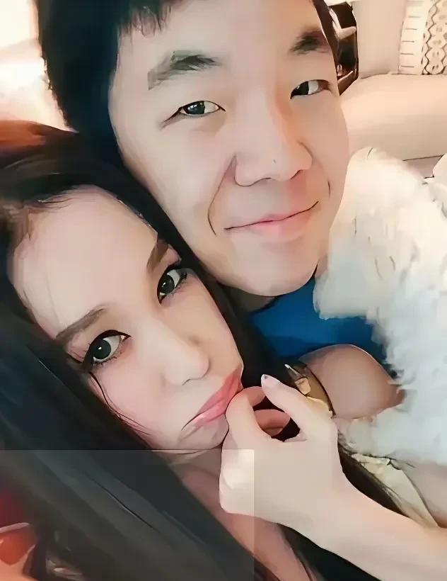 这是两张温碧霞和养子亲密照，已经打破了常规，颠覆了传统母子形象！如果不知道这是