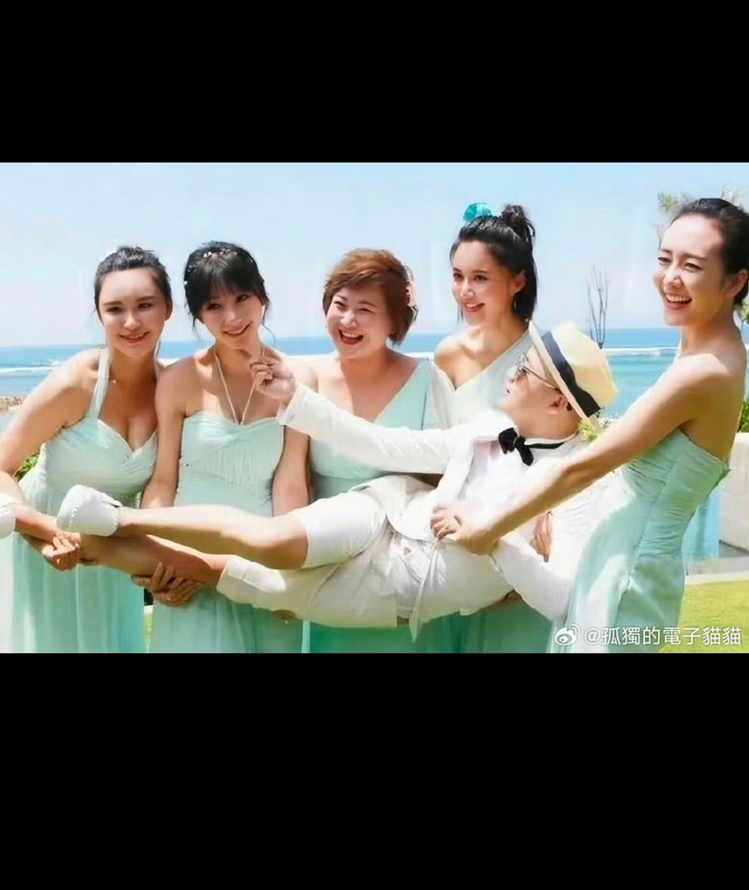 差点被几个大男人当众抬起扔水里，最后竟是险些走光的女孩哭着道了歉。2016年巴厘岛，包贝尔带伴郎团死