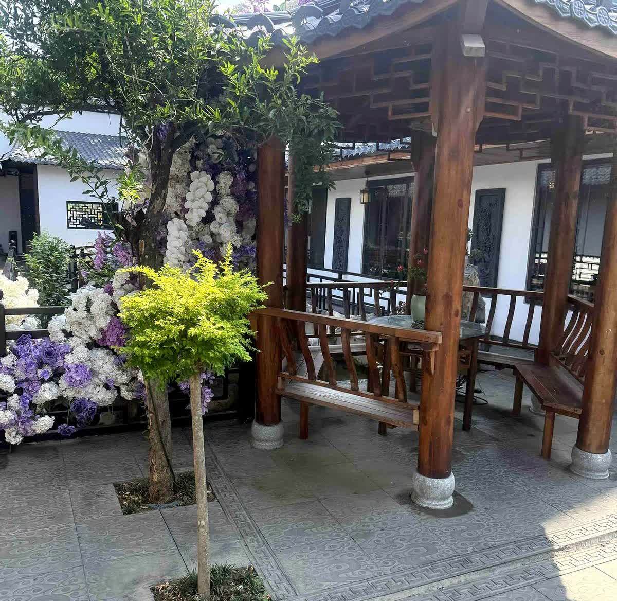 杨议叫冯巩“四爷”，有两方面原因。从相声界辈分看，杨议虽没师承，但父亲杨