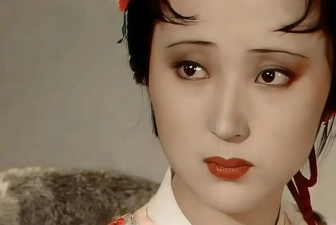 “林黛玉选角被嫌丑”1987年，陈晓旭进组那天，副导演悄悄摇头：鼻子不够挺