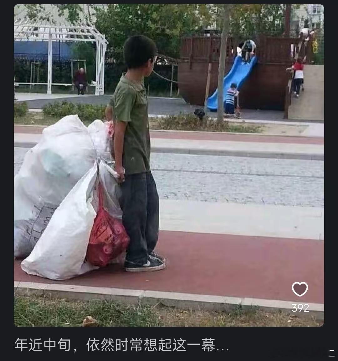 这幅照片应该获得摄影大奖，一幅图片写满生活艰辛与期望，一样的年华，不一样的境遇，