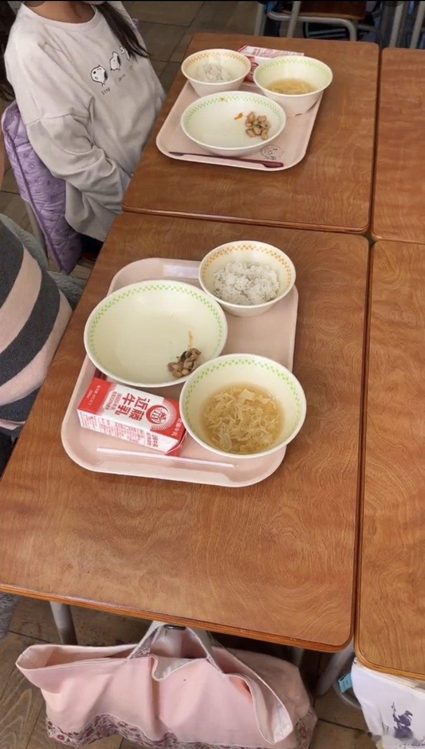 日本小学生午餐，真是太丰富了，居然有一菜一汤，还有牛奶诶​​​