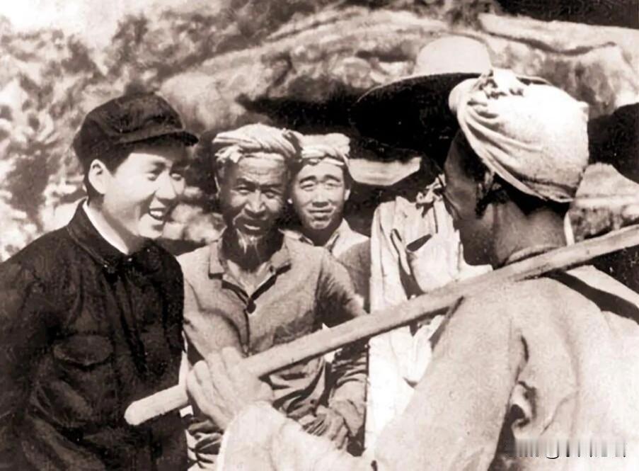 毛主席有个特别逆天的本事，他总能把极其复杂的事讲得连村头大妈都能听懂。再复杂的道