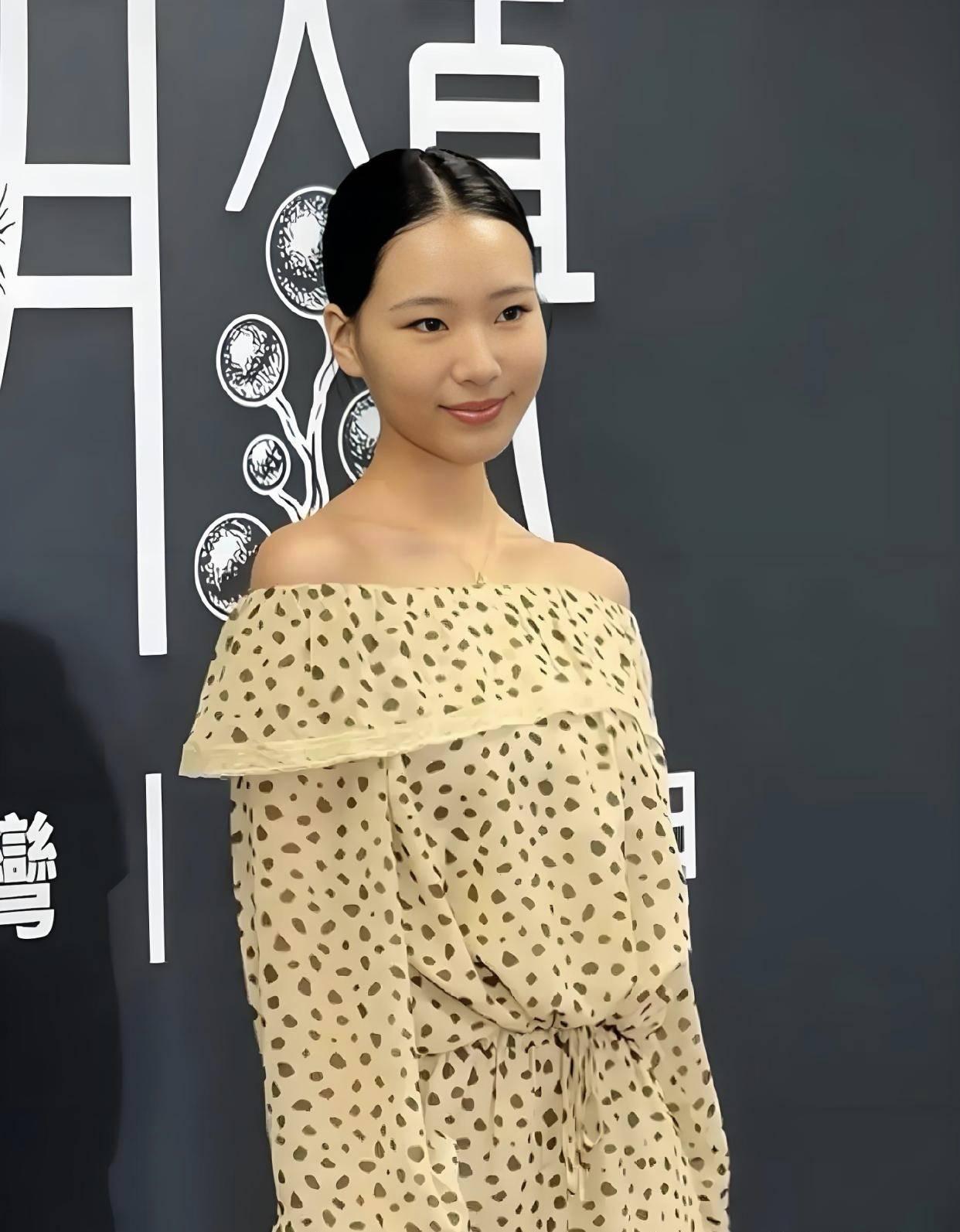 小S大女儿出席新剧的宣传活动。当天她穿着米黄色碎花露肩裙，一双大长腿在镜头
