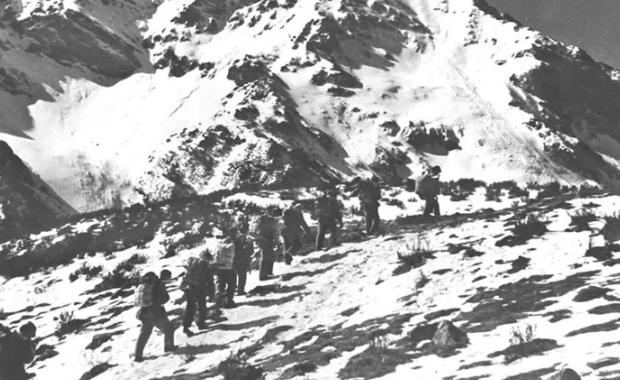 1934年10月，中央红军从江西于都出发，至1936年10月红军三