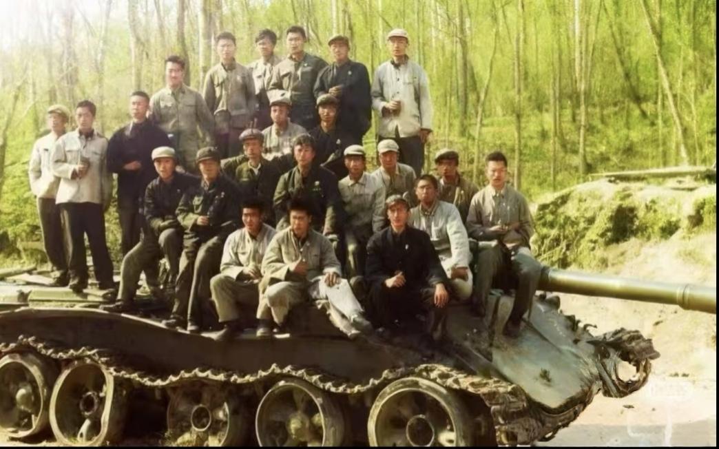 ，珍宝岛事件中，苏联一辆坦克（如图）被炸坏，停留在主航道我方一侧的冰面上。双方都