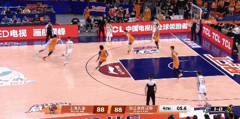 空砍50分布朗暴怒！赛后爆踹球员通道墙壁，把广厦球员都吓到了，太憋屈了。CB