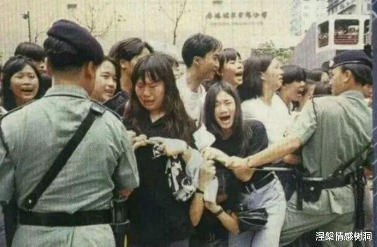 经过6天抢救,黄家驹最终还是没能醒过来,全世界的歌迷赶到医院门口