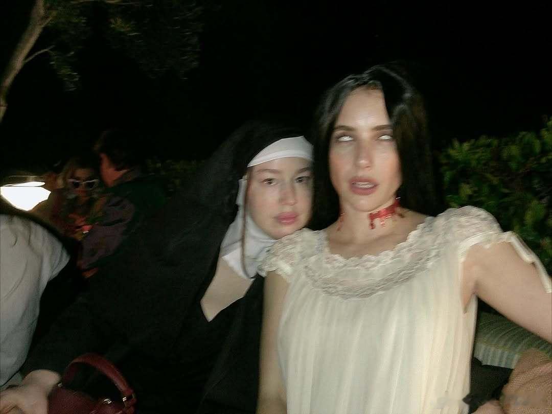 emmaroberts艾玛罗伯茨今年参加万圣节派对的私照，白眼好评[打call