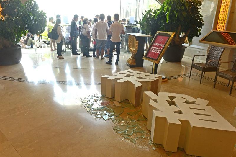 买新房的朋友注意了，千万别着急交定金付首付。别再被售楼部透露了，百分之九十的人