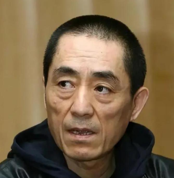 张艺谋回老家，对着修了一辈子自行车的残疾弟弟，说：哥给你三个选择，要么跟我去北京