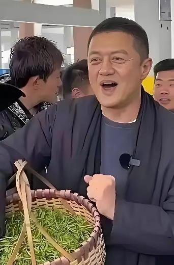 李亚鹏这辈子,输赢早就定了。外界总说他生意做得坎坷,吐槽他行事风格,但没人