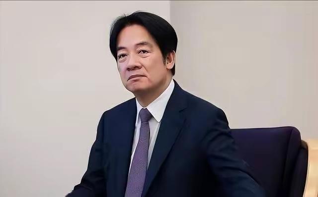 台湾地区领导人赖清德这几天又把台词换了一遍。前脚刚说完"反共不反中"，后脚就在民