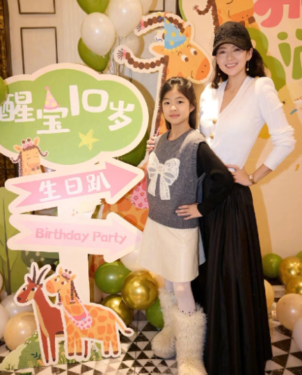 章子怡女儿醒醒还是长得很周正。章子怡女儿醒醒（汪曼熙）10岁生日照出圈，网友惊呼