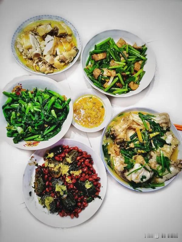 平凡的家常菜，藏着生活的烟火气。我超爱口蘑鸡翅，鸡翅鲜嫩多汁，口蘑吸满了汤汁，一