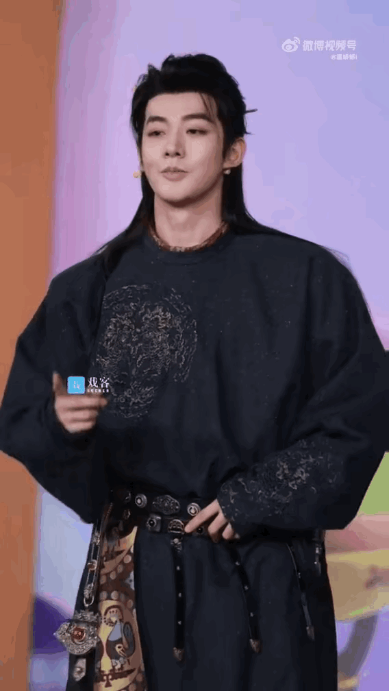 邓为这次造型真的有点“翻车”了！身上那件衣服看着太奇怪啦，像是戏服里硬塞了件厚羽