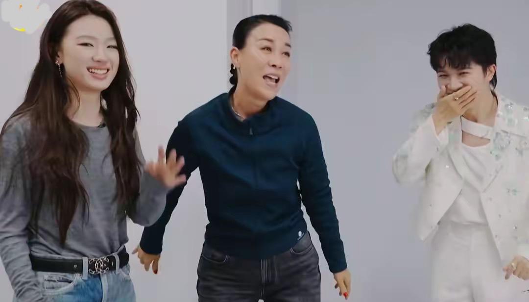 那英、周深、单依纯近日被戏称“随地大小演”，路演即兴、机场清唱，将音乐融入生活缝