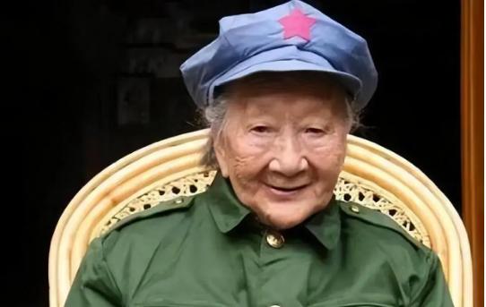 1950年的甘肃审讯室里，刚被俘虏的女匪首突然抬头，看着面前的解放军战士，声音沙