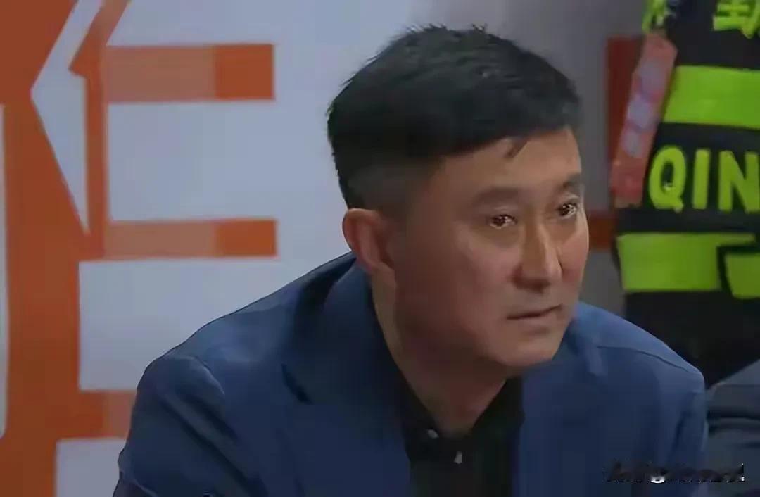 杜锋已失去对球队的控制。看昨晚广东队输给广州队的比赛，发现一个奇怪的现象，明明