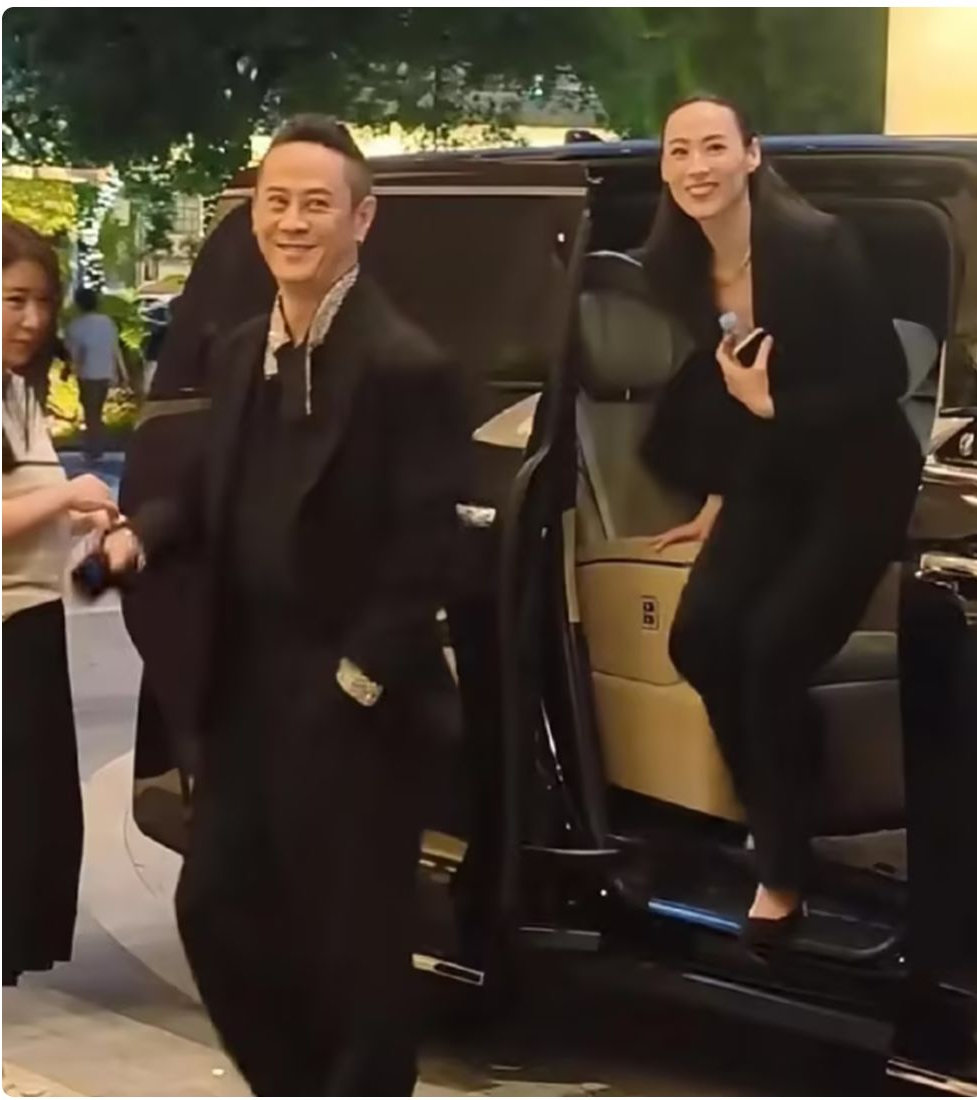 梁洛施挽男友走红毯，两人十分般配！马浴柯左手订婚戒指抢镜！