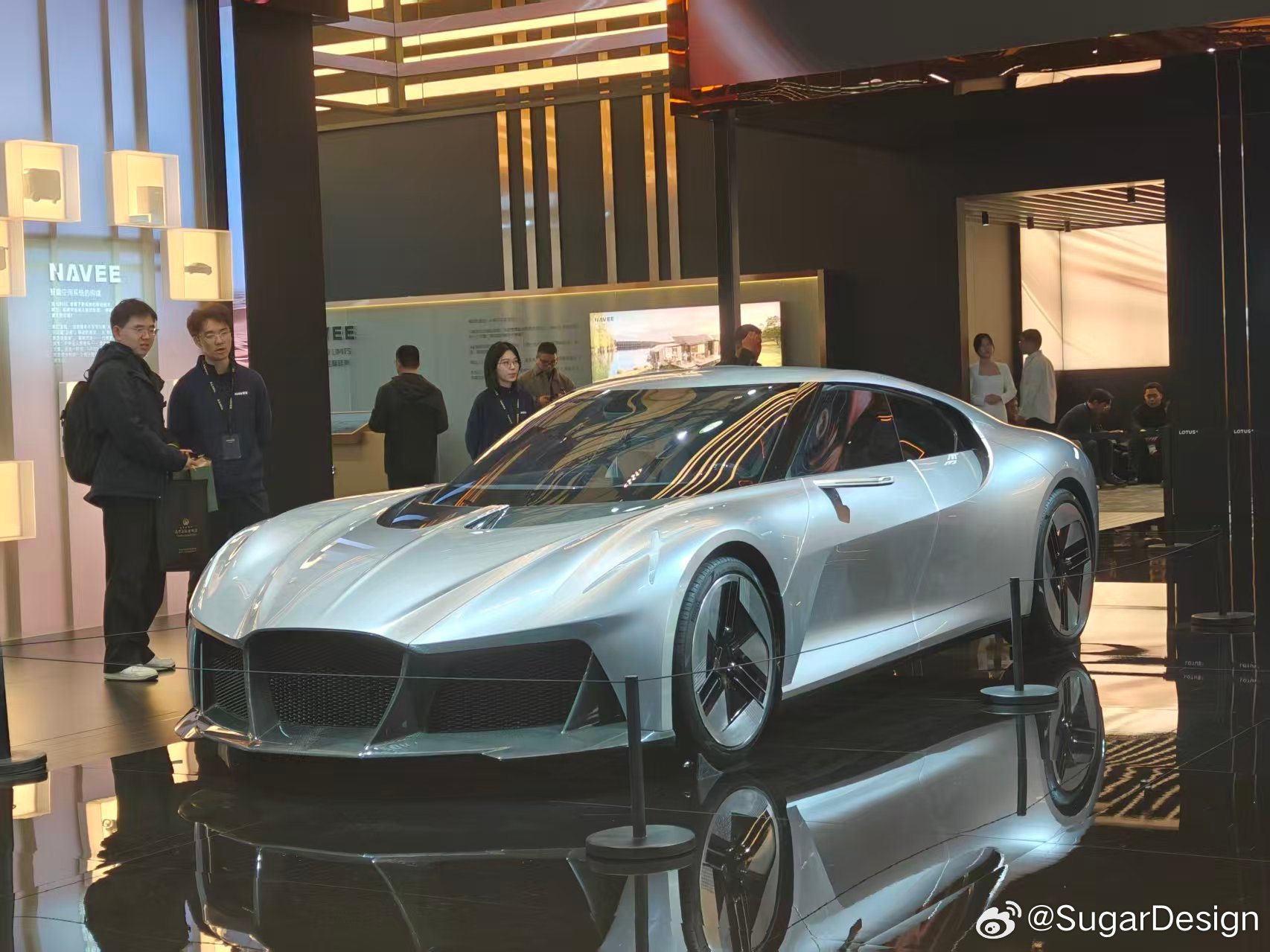 好家伙，布加迪没有的SUV追觅出了有一种千禧年概念车的感觉