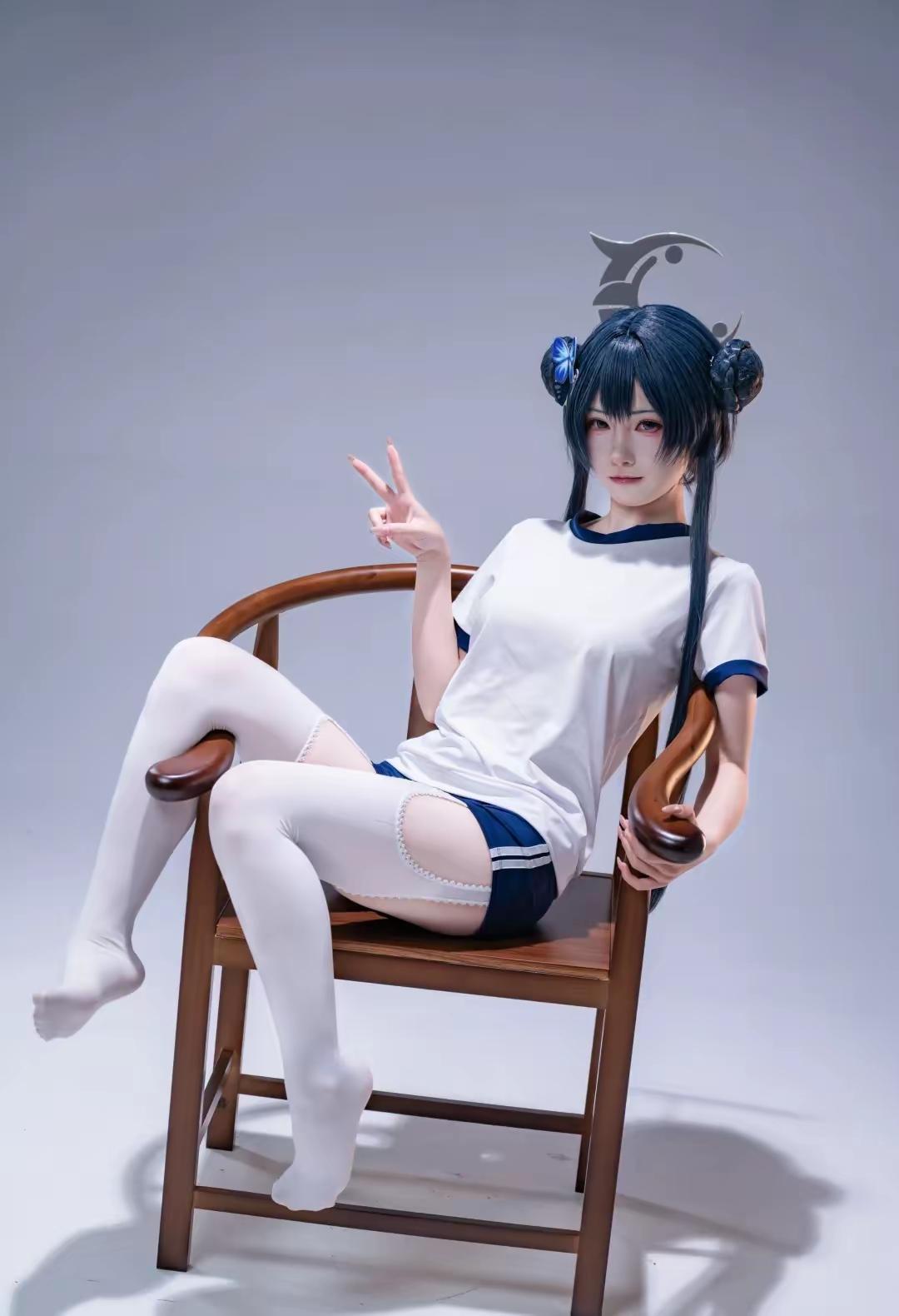 元气少女，日系可爱，椅子上的俏皮姿势，谁不心动？💕📸