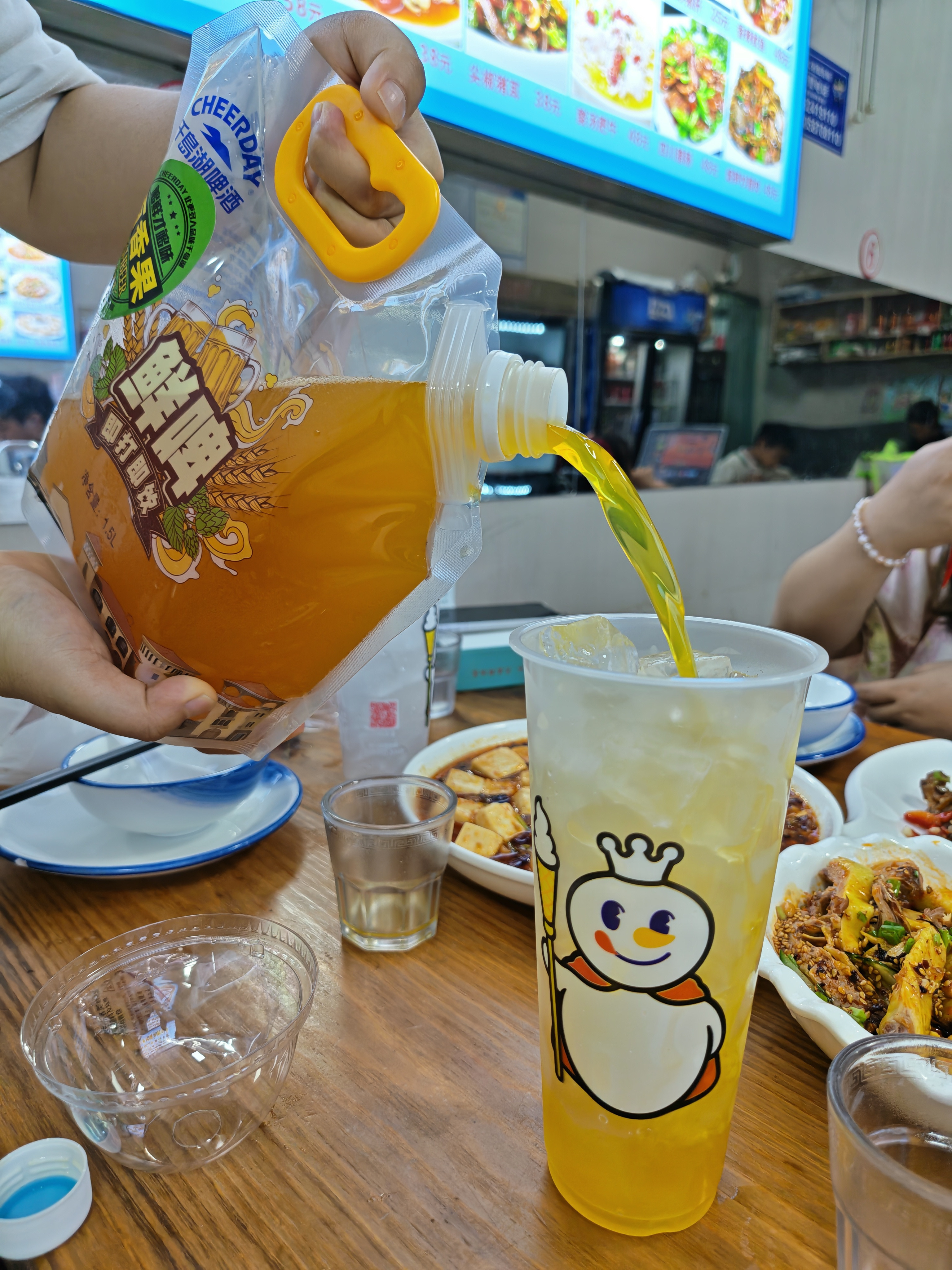 蜜雪冰城的正确打开方式！配上千岛湖带回来的现打鲜啤，好喝的很～隔壁一桌问我哪儿买