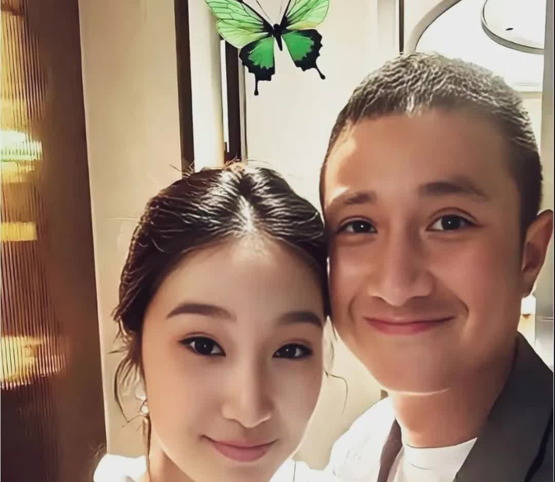 马伊琍与文章的女儿文爱马与爸爸的合照，女儿除了眼睛有点上挑，是不是很像爸爸呀！女