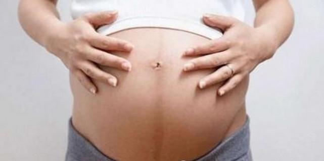 孕妇生完宝宝第十天, 没想到却再次被推进了产房, 出来后家人乐得不行