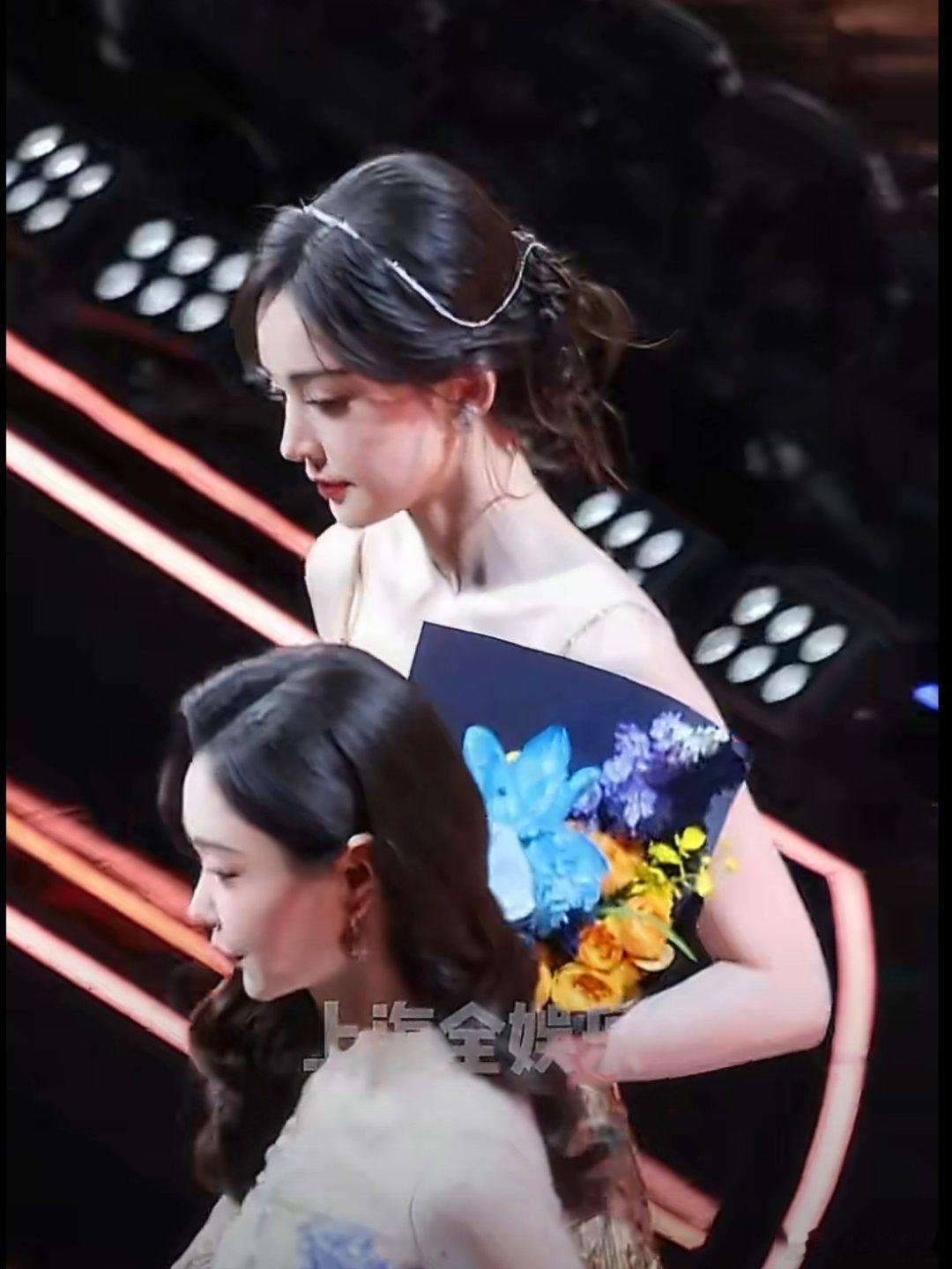 娜扎下台摔倒我的天啊差一点点还好工作人员眼疾手快恨天高特别容易崴脚