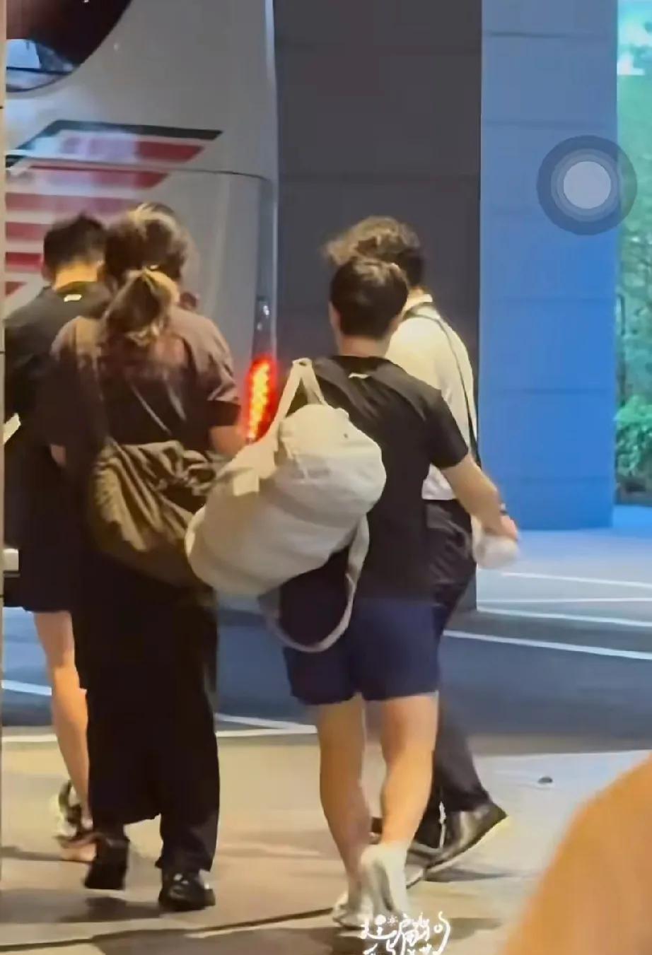 签位出来，莎头都开始上训来到横滨来不及休息，莎莎换上衣服，背起背包就去训练