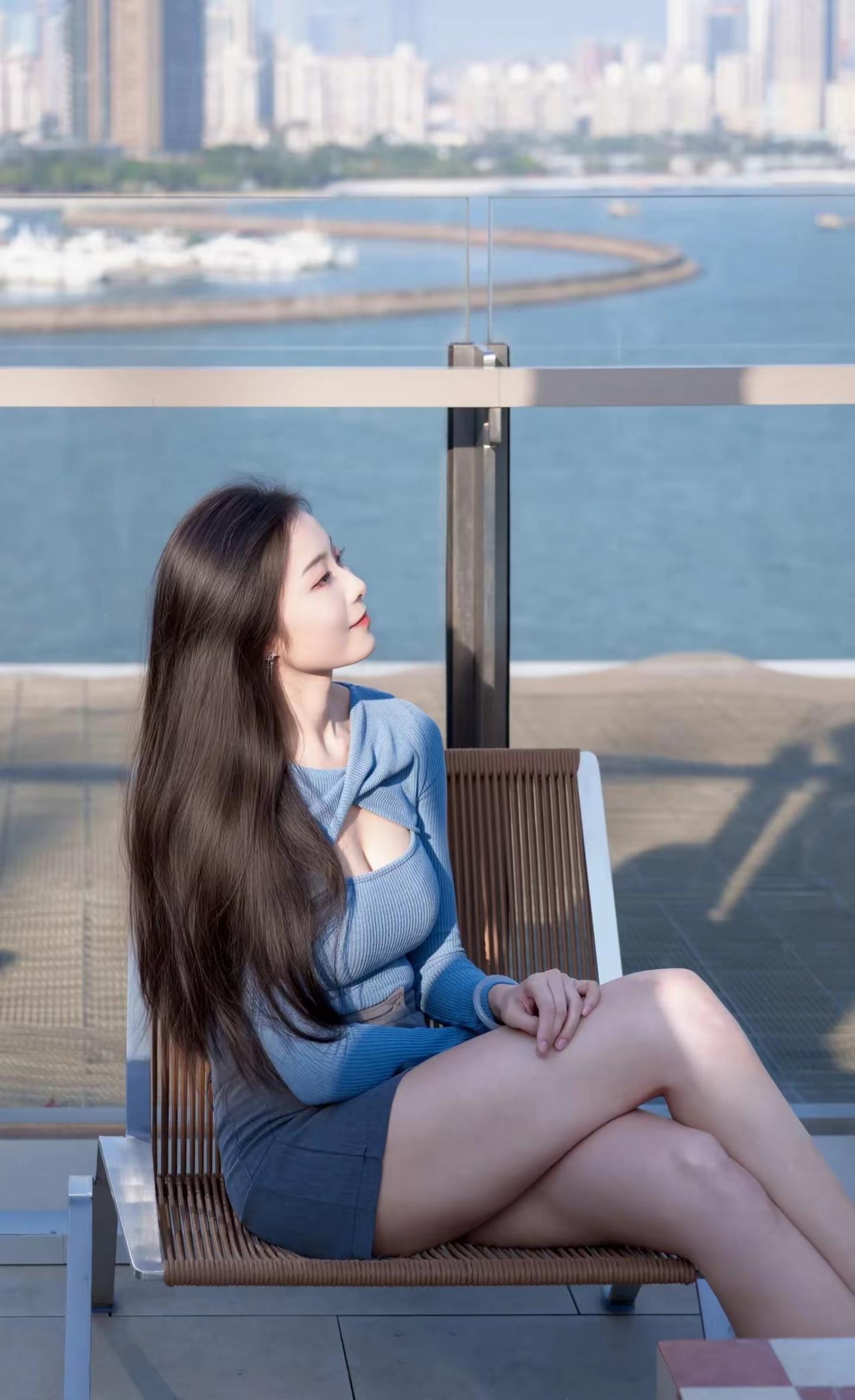 优雅气质，修长美腿，江畔暖阳独自怜，人见人爱你觉得你的腿型好看嘛?