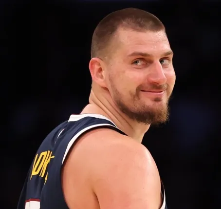 明日NBA常规赛：掘金将对阵雷霆。今日约基奇接受采访，谈及是否会考虑在丹佛以