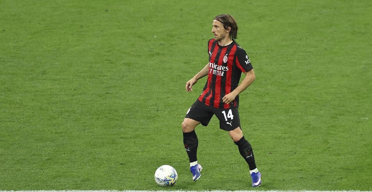 意大利这帮家伙世界杯预选赛无能，却在意甲撞伤了莫德里奇，真是太可恨了，活该3次踢