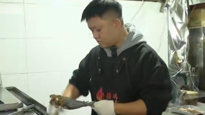 🔥太励志！95后烤串师傅逆袭成烧烤料理师，凭一手绝活圈粉无数95后小伙放弃