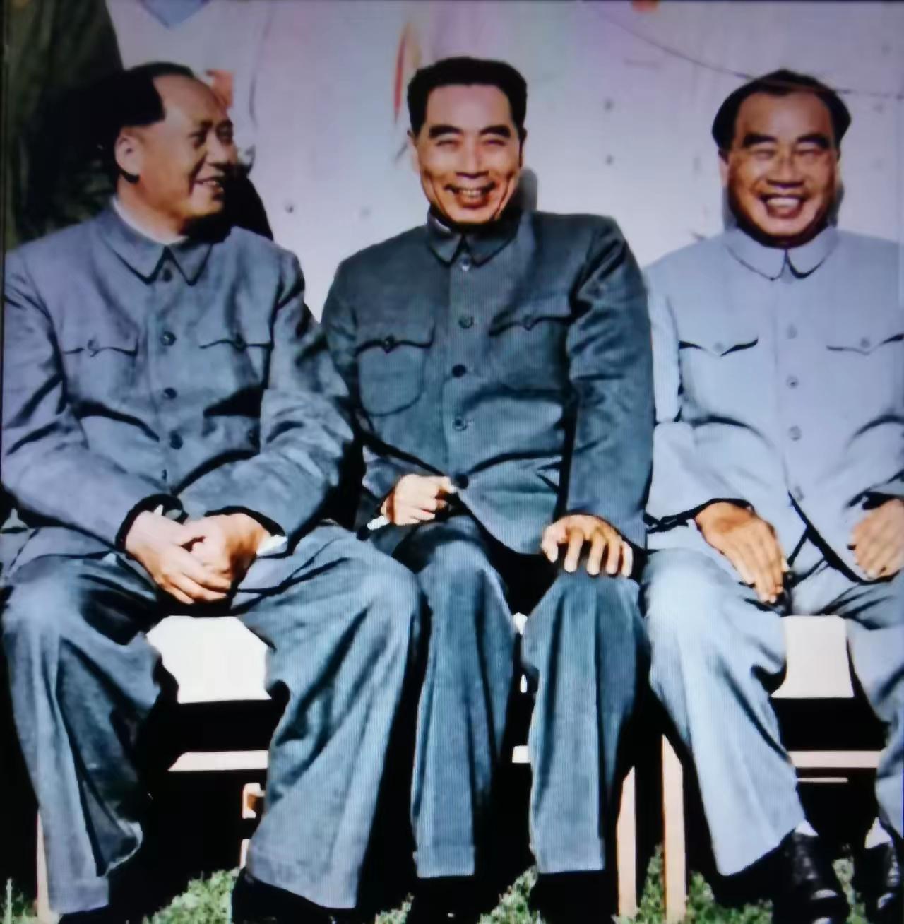 岁月留痕，领袖存史！这张经典合影，看哭无数中国人一张跨越时光的老照片，定格