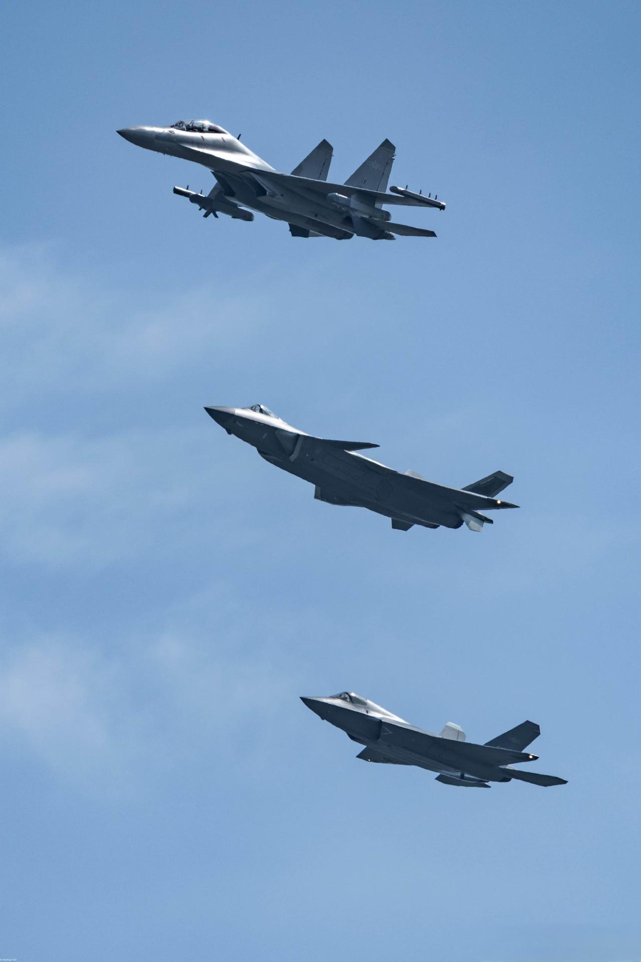 空中王牌三剑客，电子战+双隐身五代机。