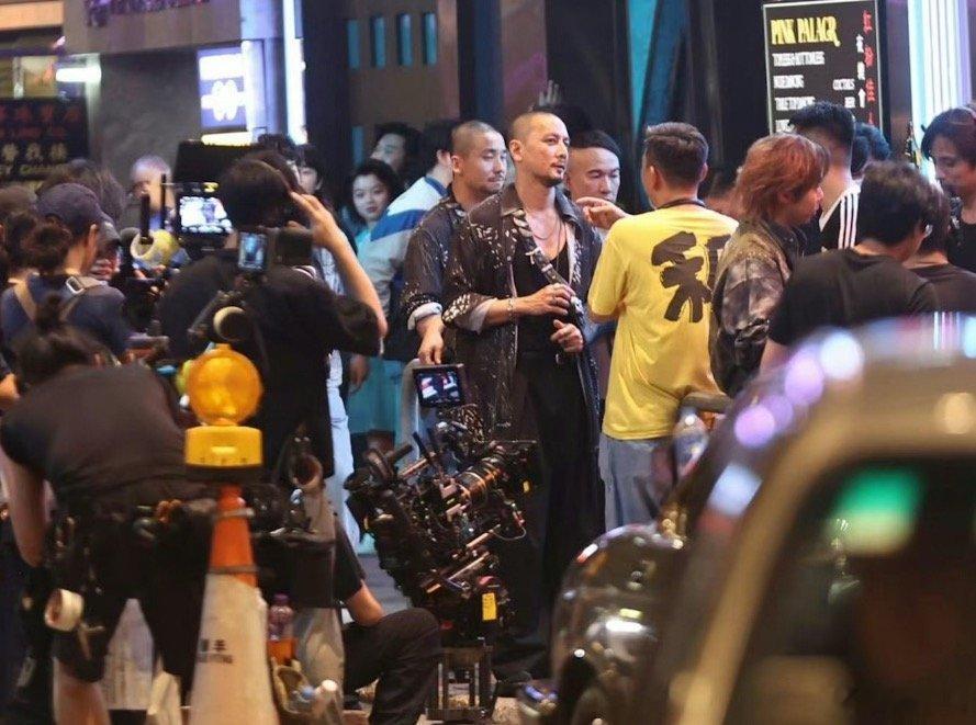 吴彦祖《九龙城寨之终章》路透，饰演雷公子，造型好突破光头、留须造型，一身黑衫黑裤