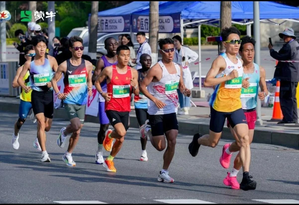 太意外！吴向东大连马拉松彻底跑崩！谁能想到！国内马拉松顶尖大神吴向东，在2