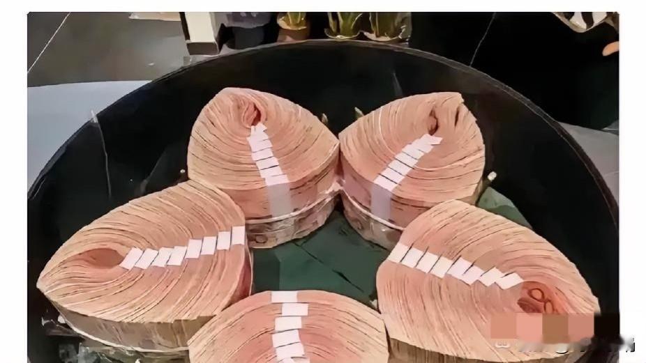 集卡领红包快过年了，去给领导送点土特产，也就是自家腌制的咸货，临走时，领导说：“