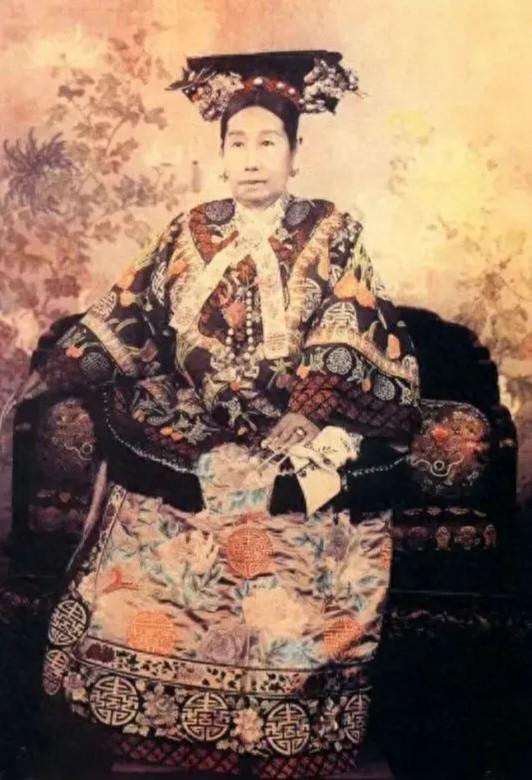 慈禧太后一天的生活开销，换算成今天，大概需要多少人民币？垂帘听政47年，历代权力