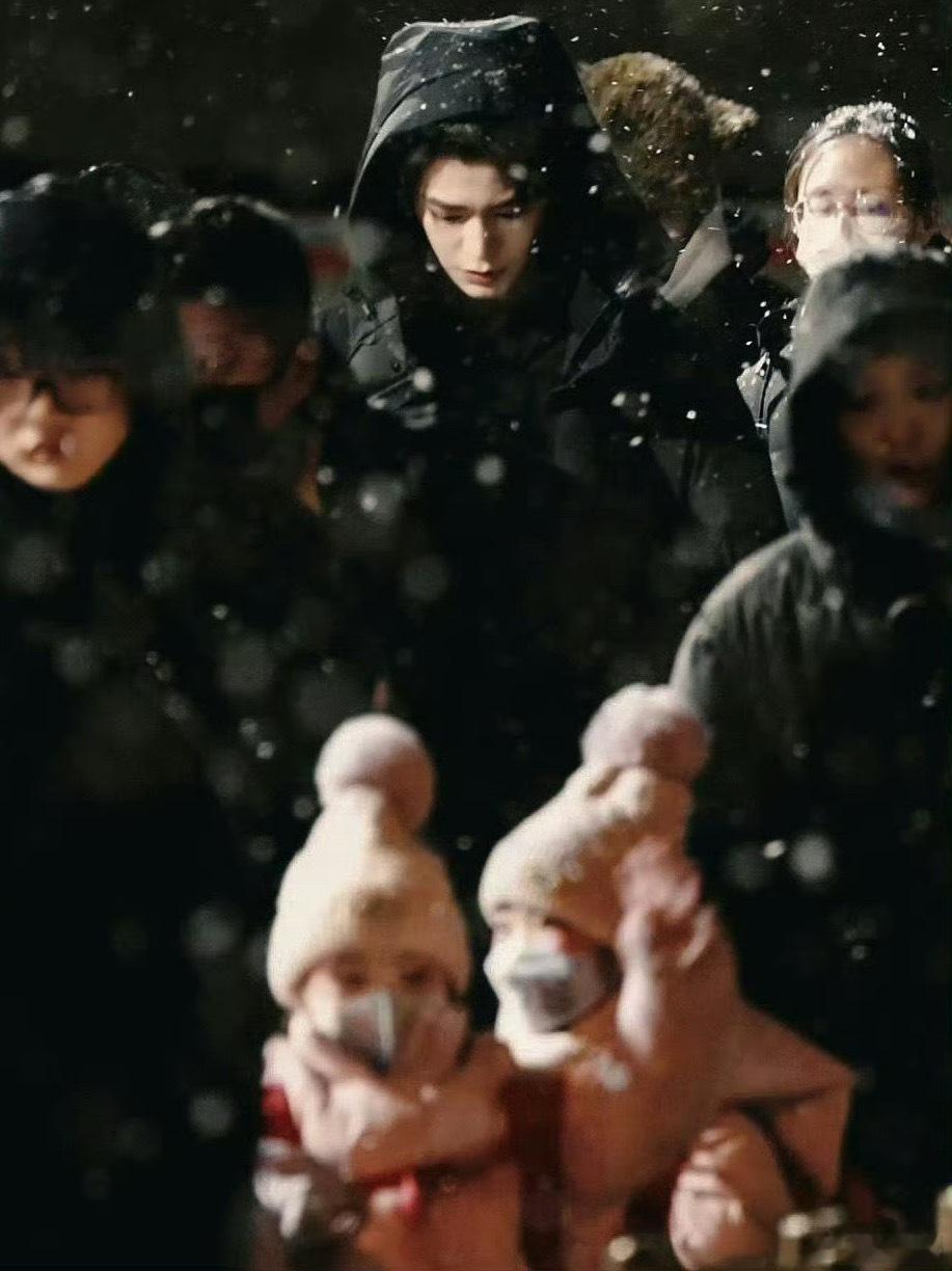 鹅毛大雪中的丁禹兮这五官这形象，万人之中独一个啊，真的是现偶的感觉