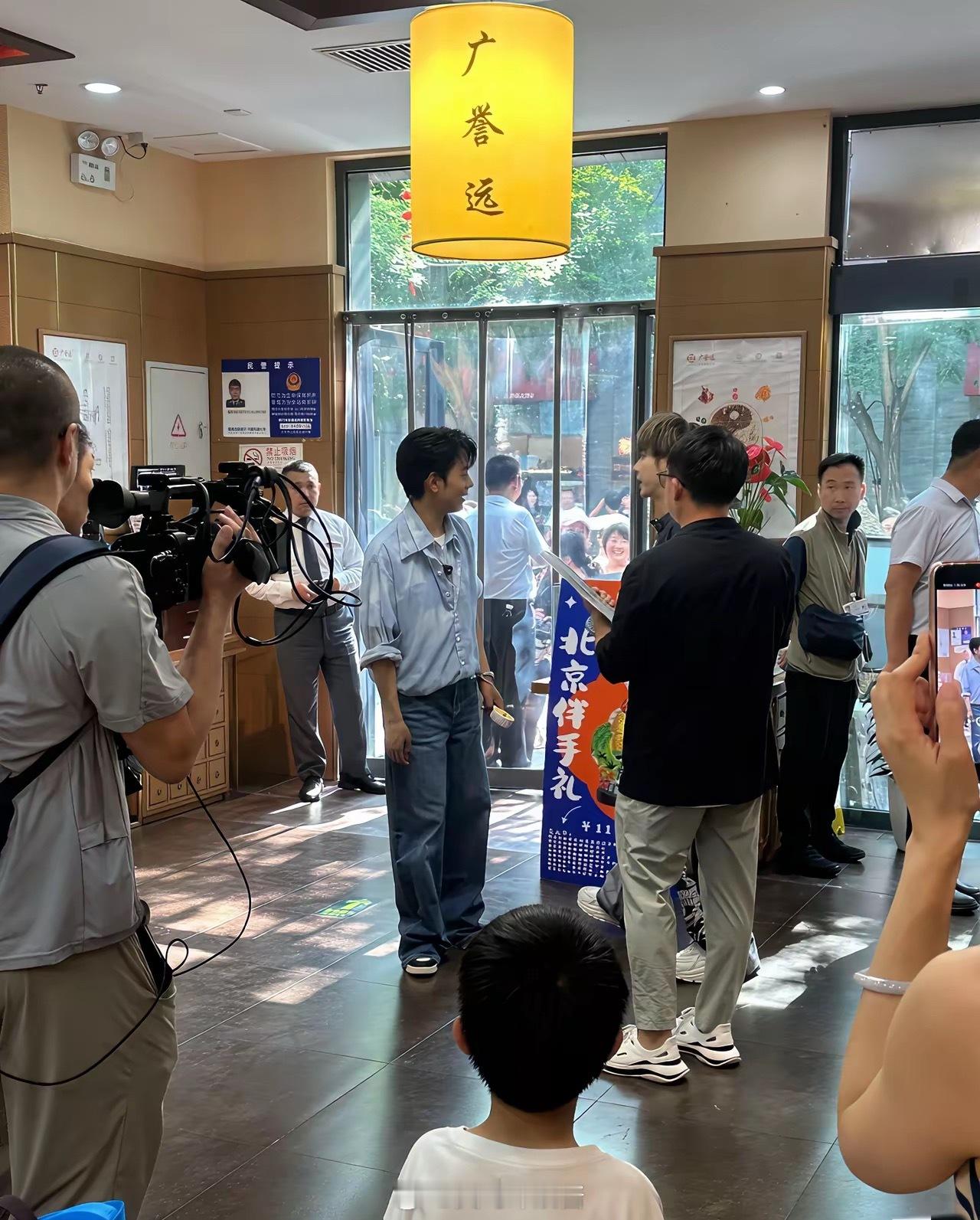 北京前门大街偶遇丁真[爱心]相机照不出他的帅，看过真人简直是惊为天人！​​​
