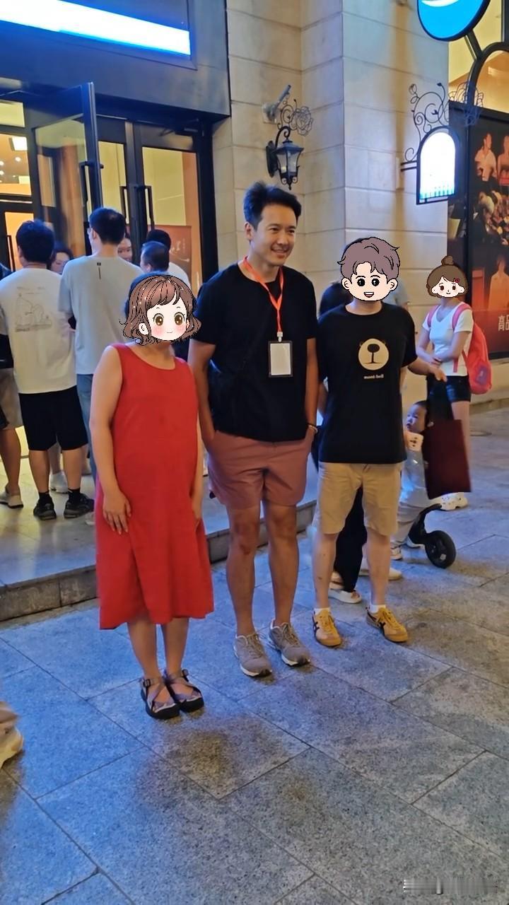 高云翔接小酒窝下班……小酒窝天津舞剧演出，网友大剧院门口偶遇高云翔还拍合影，