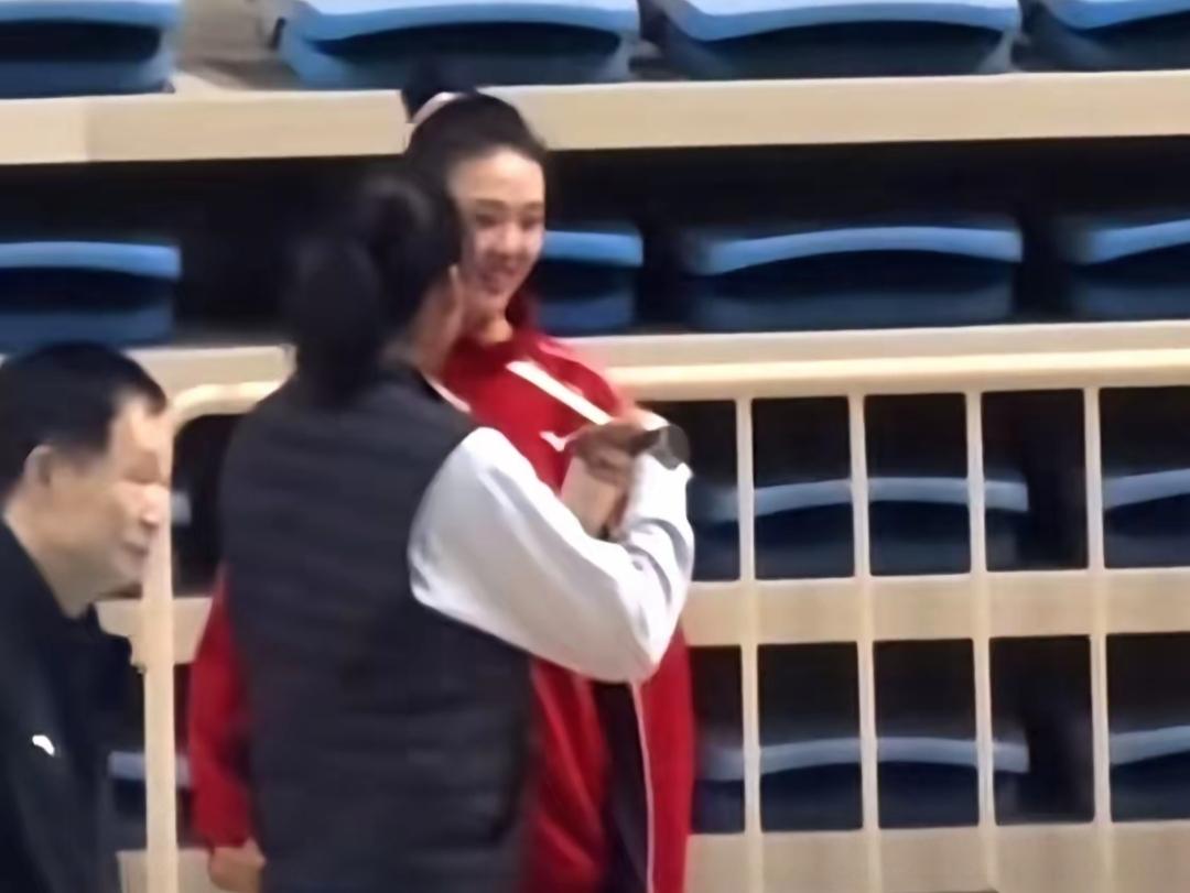 比赛结束哨一响，全场都在为江苏队欢呼。结果张常宁，理都没理自己的队友，头一甩，